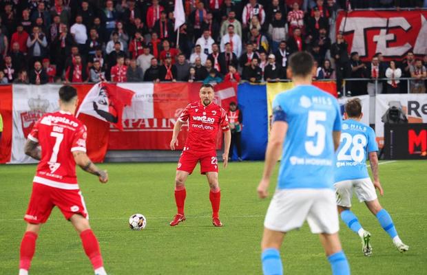 Fostul jucător și antrenor al lui Dinamo îi „desființează” pe stoperii „câinilor”: „Ce fundaşi centrali sunt ăştia!?”