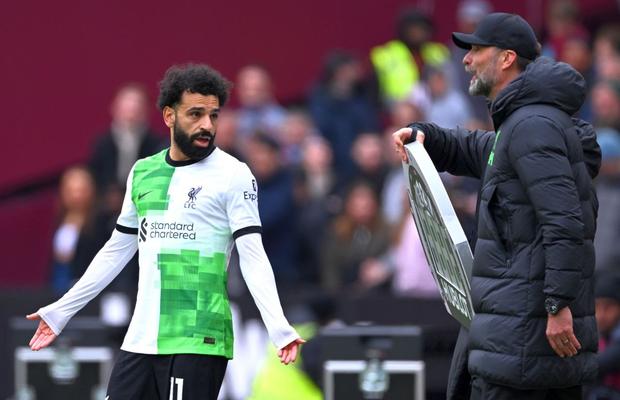 Scene șocante în West Ham - Liverpool » Salah a sărit la Klopp, pe marginea terenului! A fost nevoie de intervenția colegilor