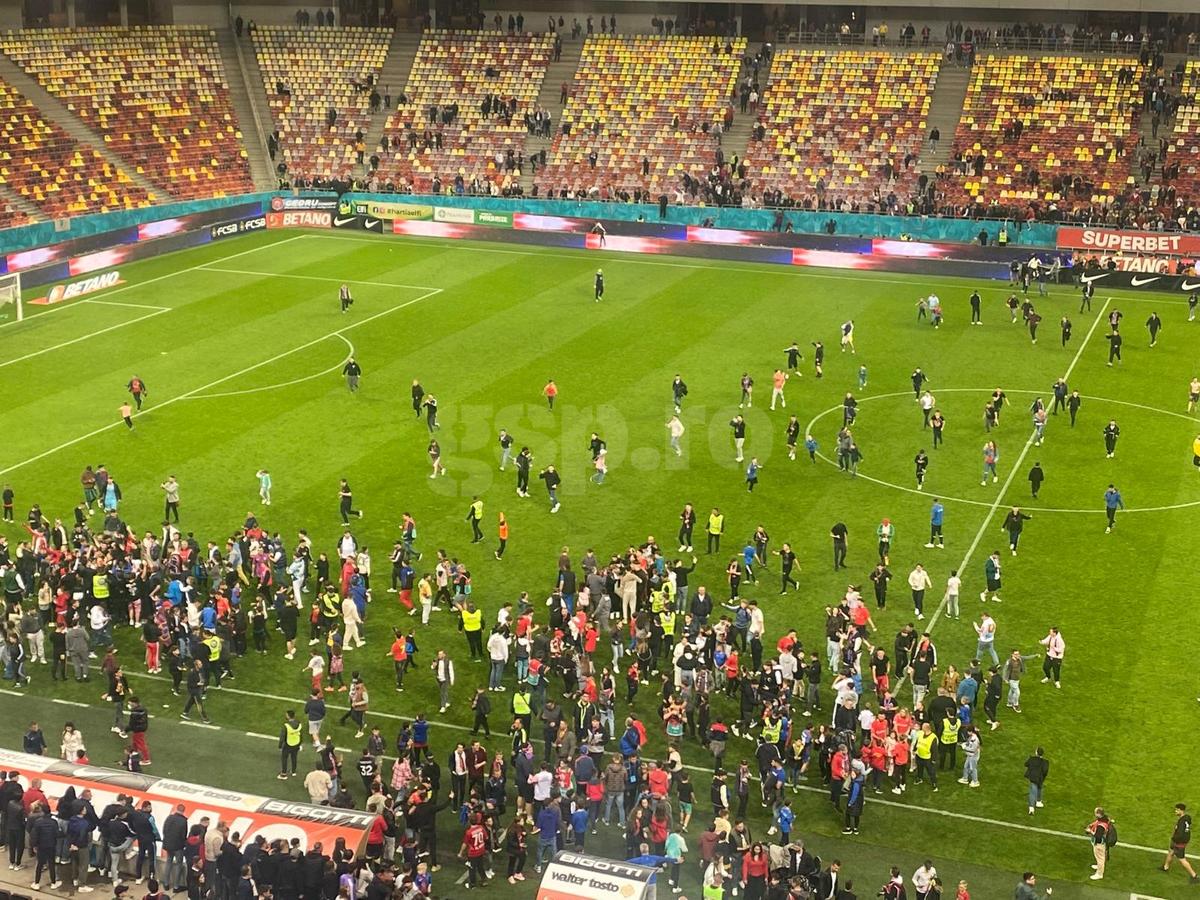 Suporterii FCSB au intrat pe gazon