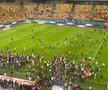 Suporterii FCSB au intrat pe gazon