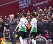 Scene șocante în West Ham - Liverpool » Salah a sărit la Klopp, pe marginea terenului! A fost nevoie de intervenția colegilor