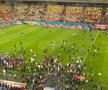 Suporterii FCSB au intrat pe gazon
