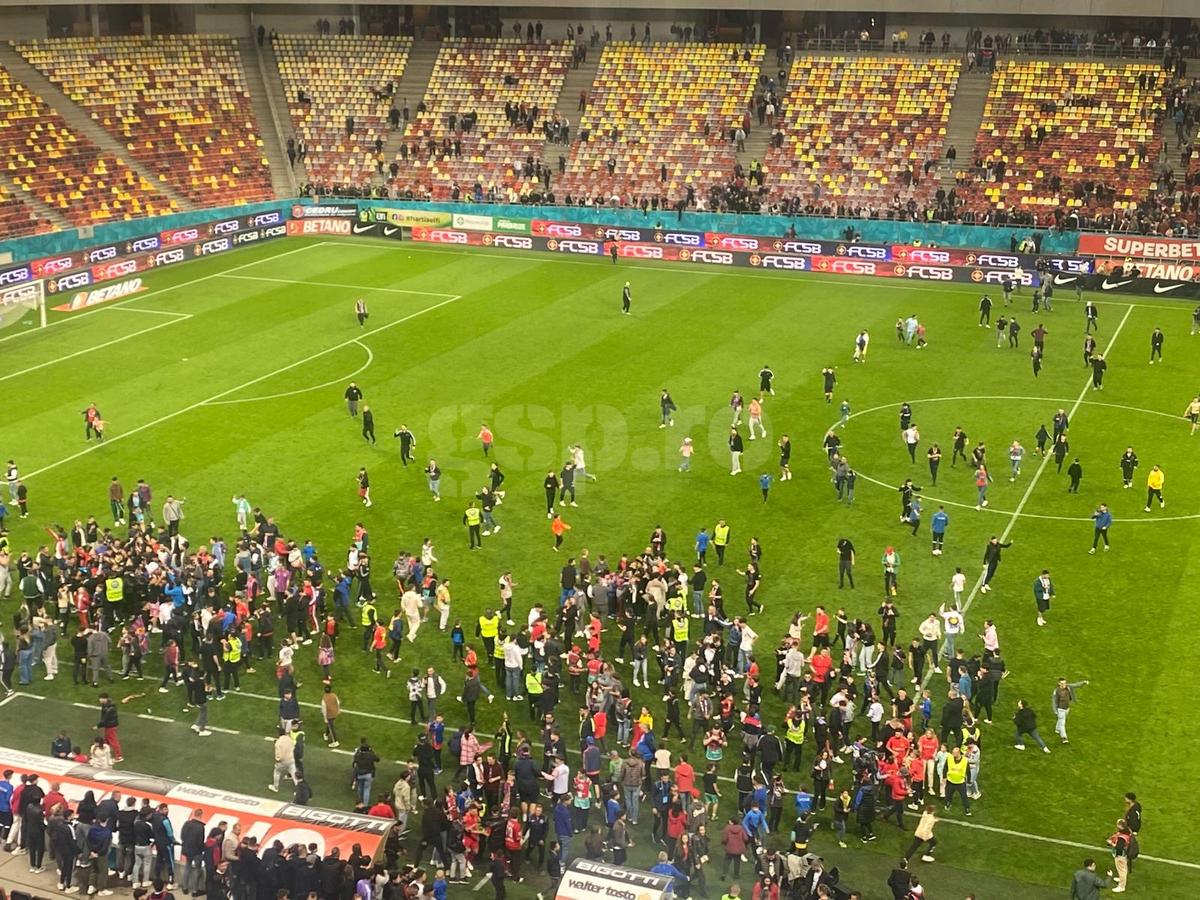 Suporterii FCSB au intrat pe gazon