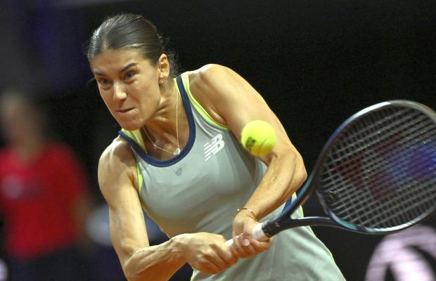 Sorana Cîrstea, spulberată de Iga Swiatek în „șaisprezecimile” turneului de la Madrid