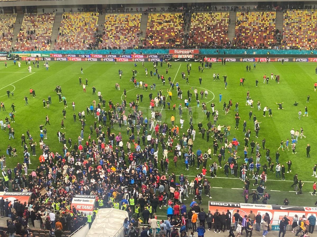 Suporterii FCSB au intrat pe gazon
