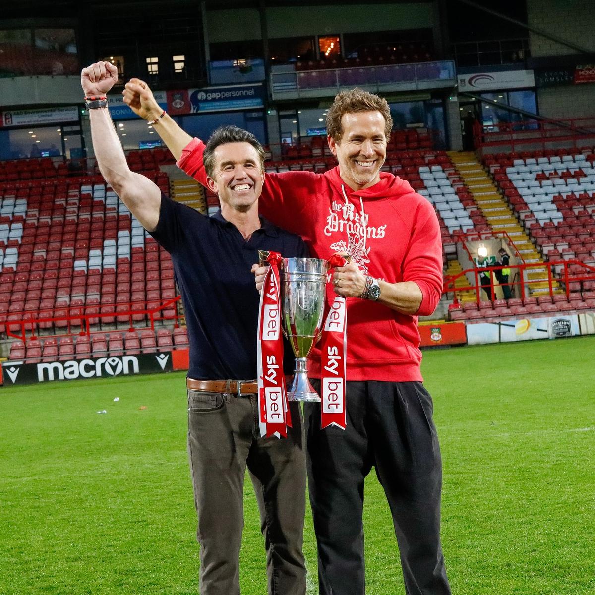 Echipa lui Ryan Reynolds, definitiv în istoria fotbalului englez » A promovat în Championship, iar fanii au invadat terenul