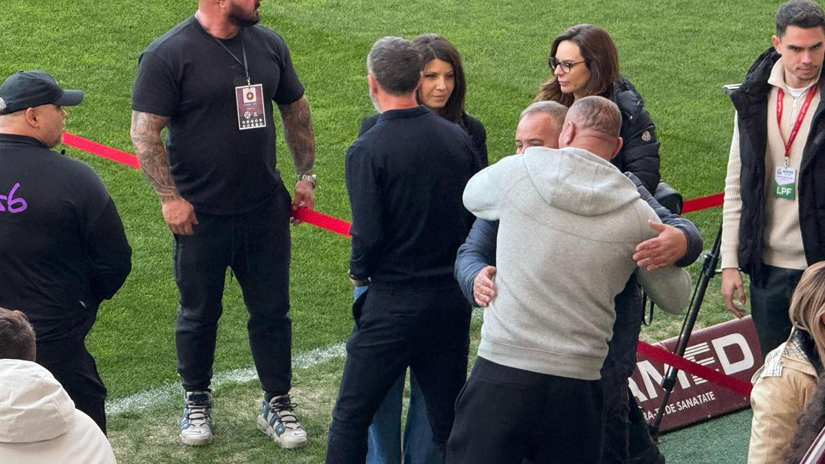 Mihai Stoica, surprins alături de George „Pachet” și „Buze”, înainte de Rapid - FCSB