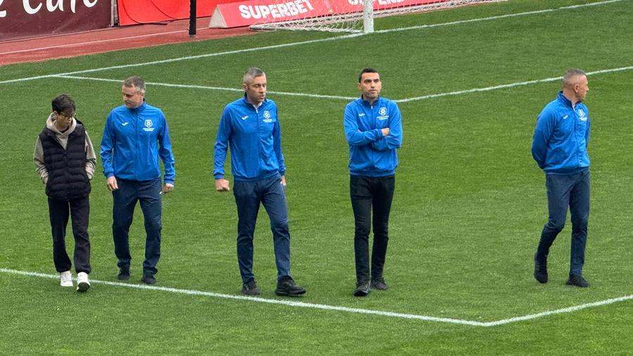 Brigada de arbitri a ieșit să inspecteze gazonul înainte de Rapid - FCSB ȘASE! FCSB o bate pe Rapid și face un salt uriaș spre titlu. Radu Petrescu i-a privat pe giuleșteni de un penalty