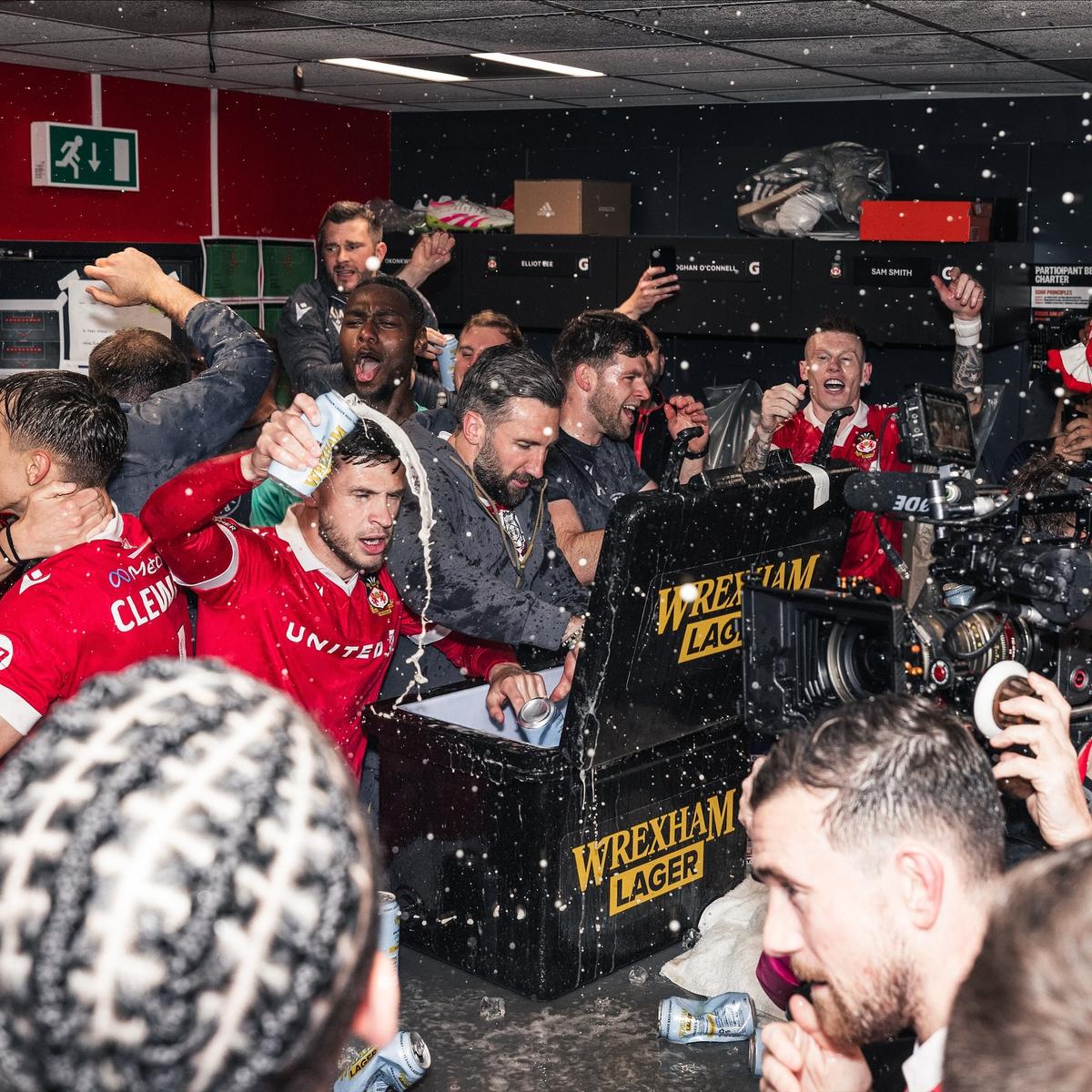 Echipa lui Ryan Reynolds, definitiv în istoria fotbalului englez » A promovat în Championship, iar fanii au invadat terenul