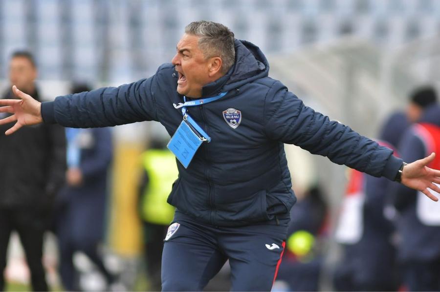 Ilie Stan, antrenorul Gloriei Buzău Situație abracadabrantă la clubul din Superligă: „Eu nu știu unde sunt jucătorii străini, nu mi-a spus nimeni. Lipsă de profesionalism”