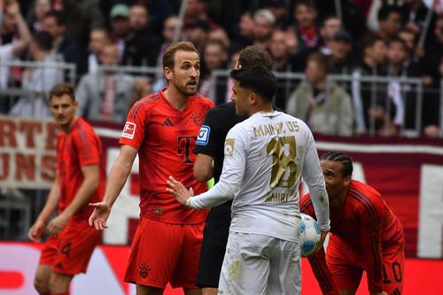 Harry Kane protestează în fața arbitrului Bastian Dankert / Foto: Imago