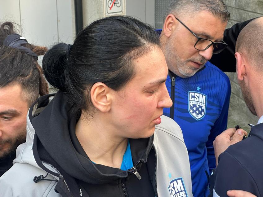 Cristina Neagu, la ieșirea din arenă, după Esbjerg - CSM București. Foto: Ionuț Iordache (GSP)
