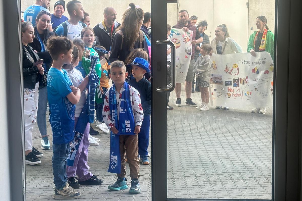 Ieșire blocată » Imagini surprinse după Esbjerg - CSM București. Pintea a scos capul pe ușa vestiarului: „Nicio șansă”