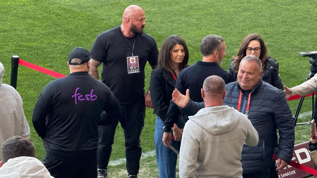 Mihai Stoica, surprins alături de George „Pachet” și „Buze”, înainte de Rapid - FCSB