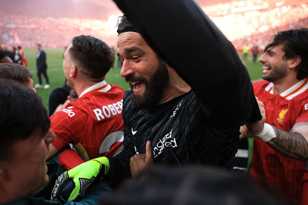 Imagini antologice de la petrecerea de titlu a lui Liverpool » Arne Slot, dedicație specială pentru Jurgen Klopp