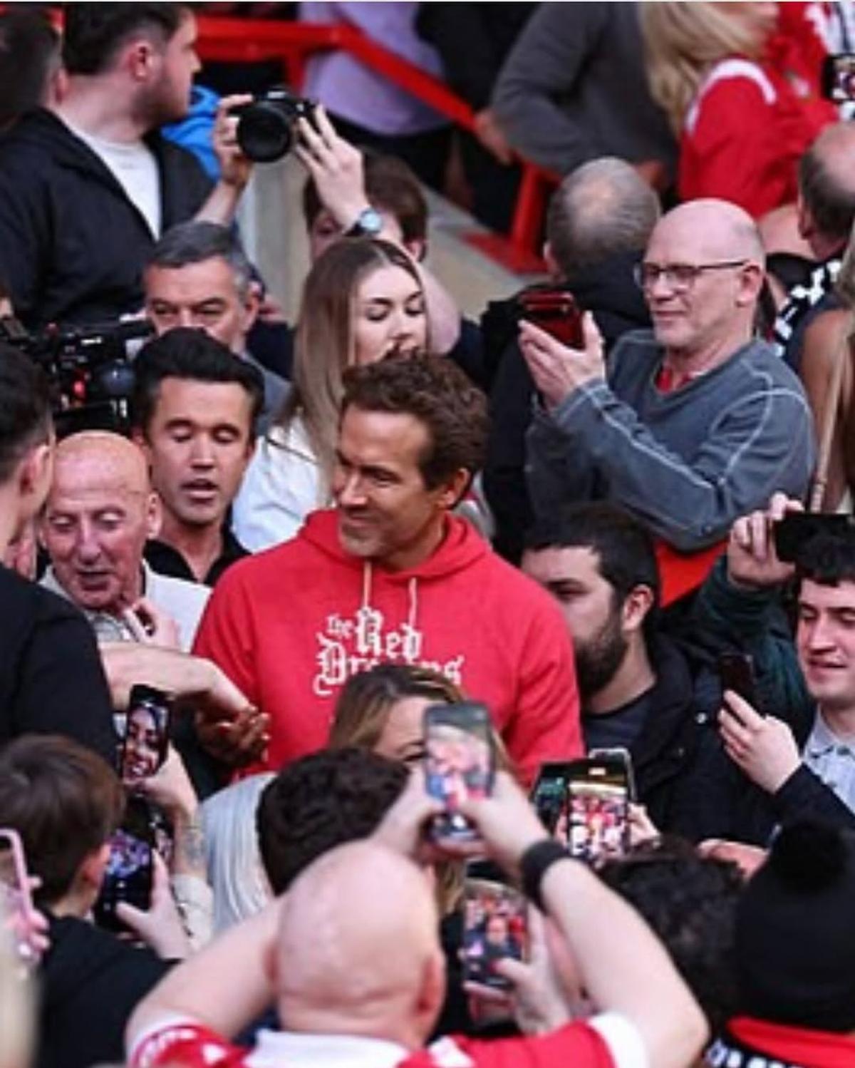 Echipa lui Ryan Reynolds, definitiv în istoria fotbalului englez » A promovat în Championship, iar fanii au invadat terenul