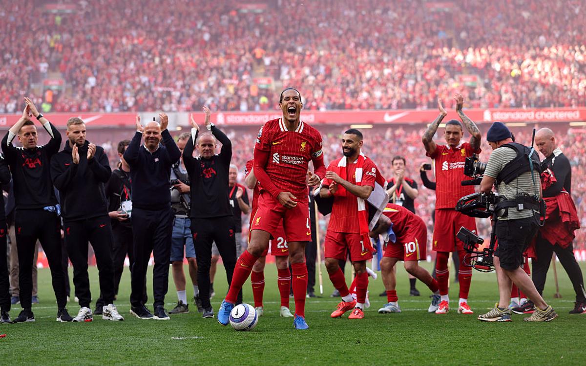 Imagini antologice de la petrecerea de titlu a lui Liverpool » Arne Slot, dedicație specială pentru Jurgen Klopp