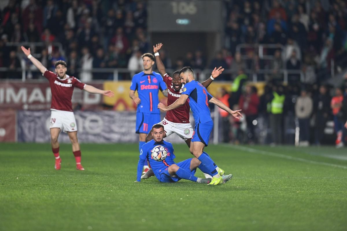 Strigăt din vestiarul Rapidului, după eșecul cu FCSB: „Să rămână Șumudică! A văzut o țară întreagă ce s-a întâmplat”
