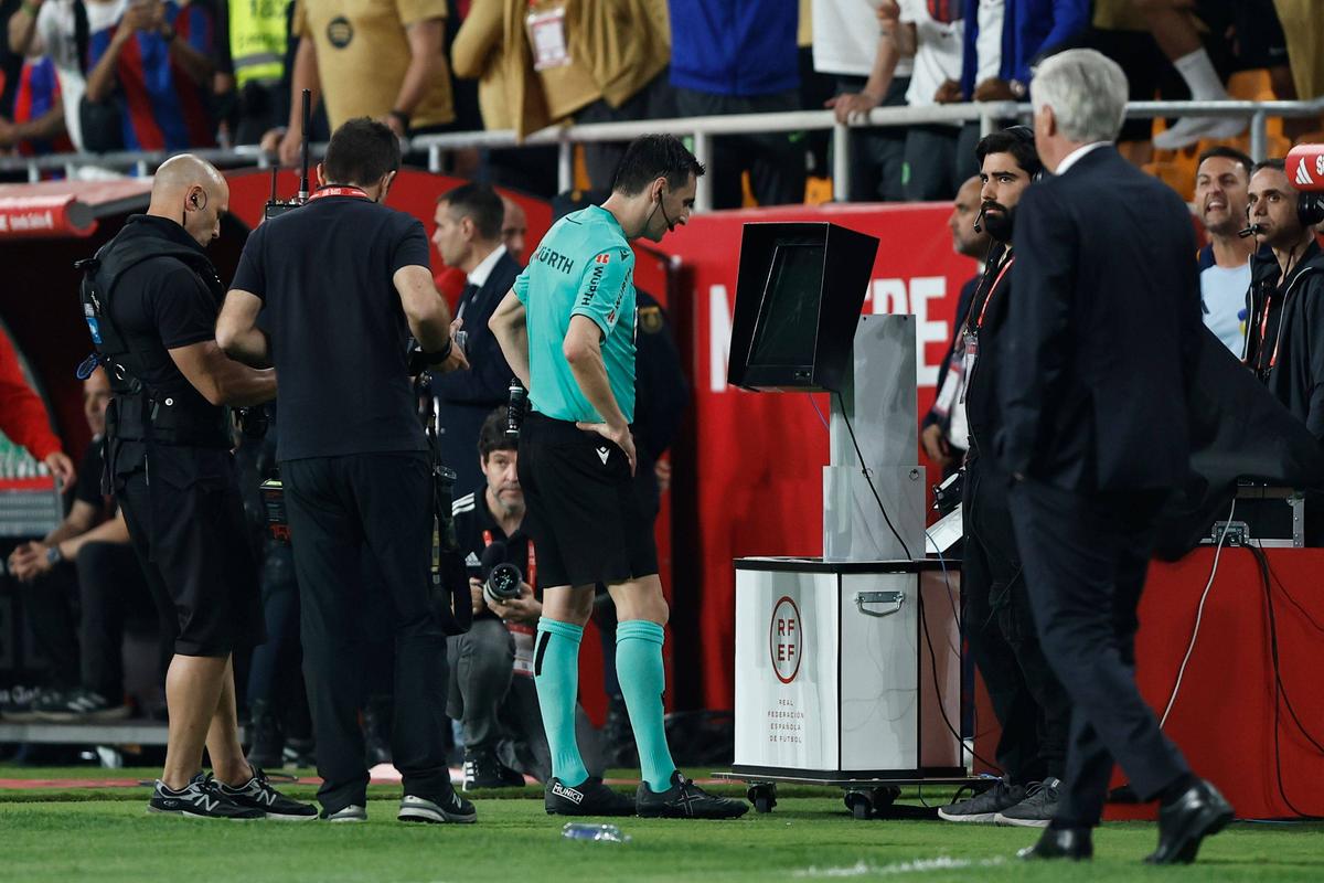 Dani Carvajal l-a înjurat pe arbitrul De Burgos imediat după Barcelona - Real Madrid