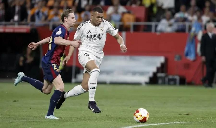 De Jong îl ține pe Mbappe, aflat într-o poziție de atac „promițătoare” Mbappe 3 - Barça 4! Eroul inutil