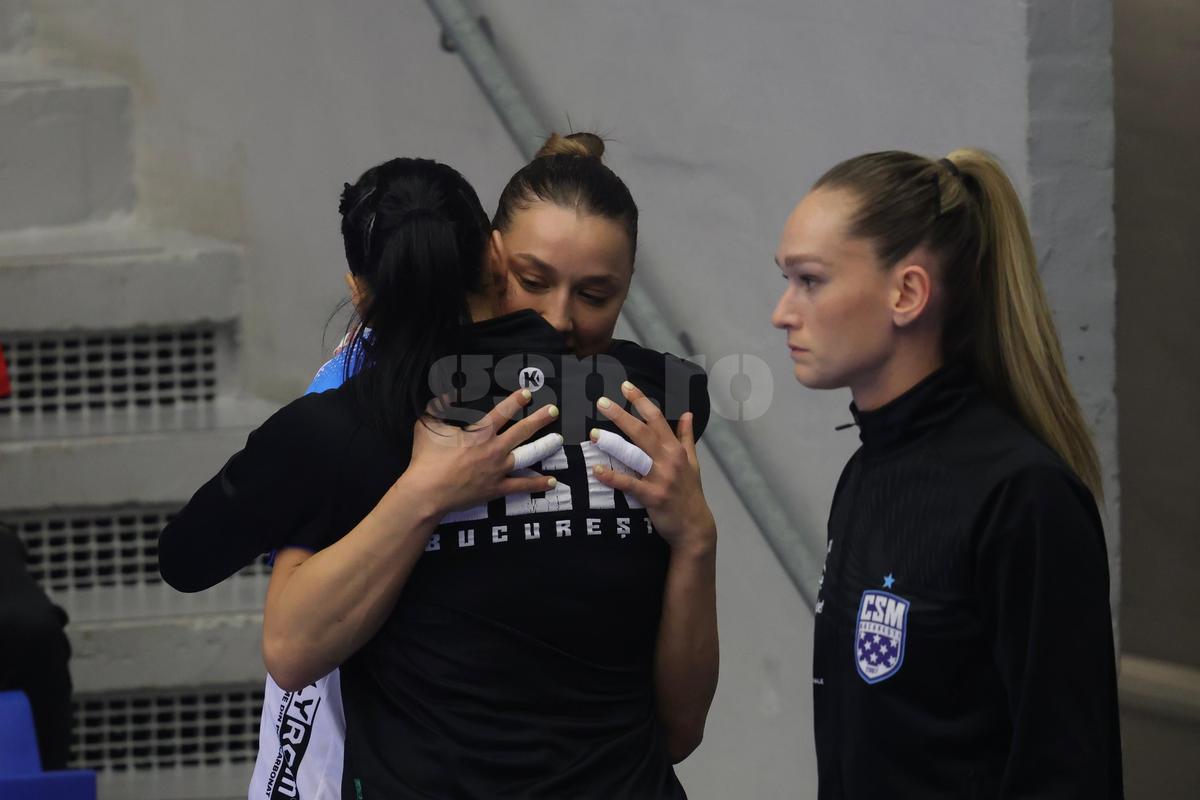 Cristina Neagu, moment emoționant înainte de Esbjerg - CSM București // FOTO: Ionuț Iordache (GSP.ro)