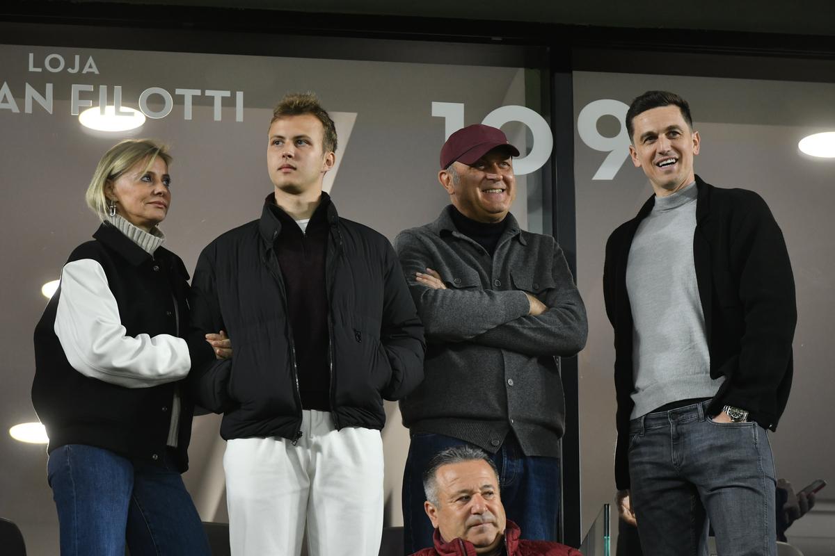 VIP-uri la Rapid - FCSB » Șucu și Angelescu au fost însoțiti de soții