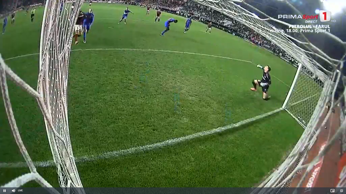 Radu Petrescu i-a refuzat Rapidului un penalty, după ce Christensen a fost tamponat de Târnovanu: „Decizie eronată”