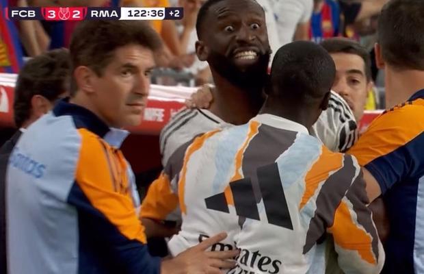 A aruncat cu sticla spre arbitru și va plăti scump pentru gest » Nu a fost singurul eliminat: ce s-a întâmplat imediat după fluierul final