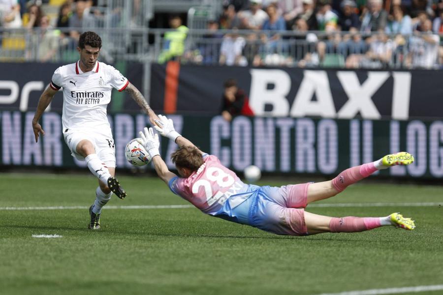 Ionuț Radu în Venezia - AC Milan, scor 0-2 / Foto: Imago Images Tatuajul motivator l-a ajutat pe Ionuț Radu să revină! » Mesajul transmis portarului de conducerea Veneziei