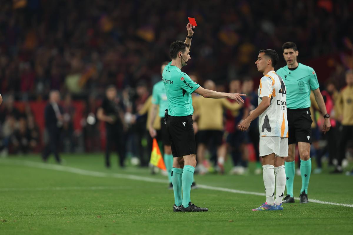 Dani Carvajal l-a înjurat pe arbitrul De Burgos imediat după Barcelona - Real Madrid