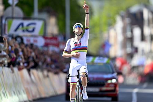 Tadej Pogacar sărbătorind victoria în Liege-Bastogne-Liege Foto: Imago Images