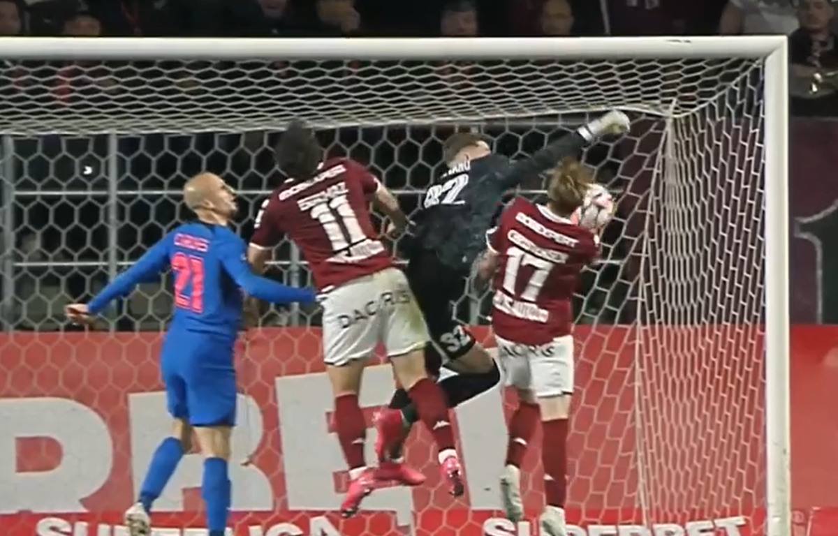 Radu Petrescu i-a refuzat Rapidului un penalty, după ce Christensen a fost tamponat de Târnovanu: „Decizie eronată”