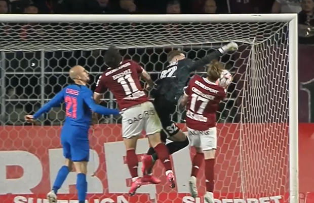 Radu Petrescu i-a refuzat Rapidului un penalty, după ce Christensen a fost tamponat de Târnovanu: „Decizie eronată”