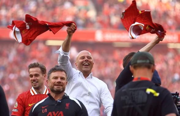 Imagini antologice de la petrecerea de titlu a lui Liverpool » Arne Slot, dedicație specială pentru Jurgen Klopp