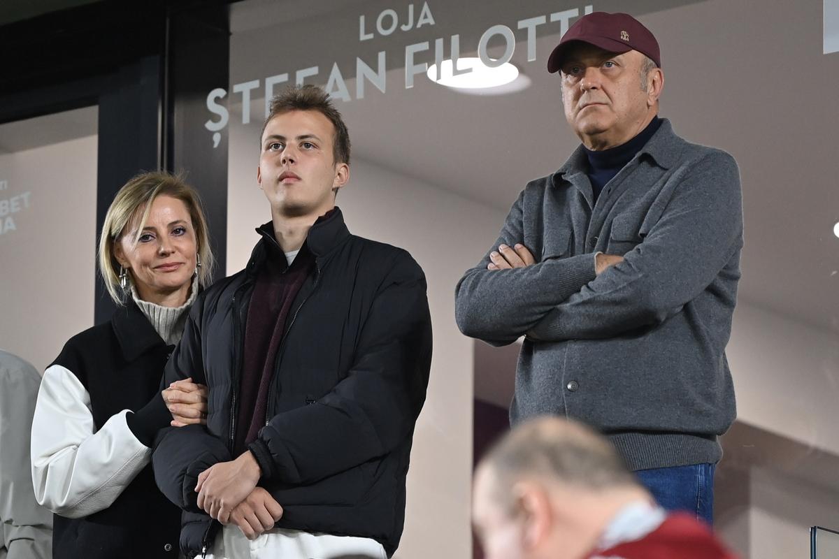 Tribună oficială înțesată de VIP-uri la Rapid - FCSB » Șucu și Angelescu au venit alături de soții
