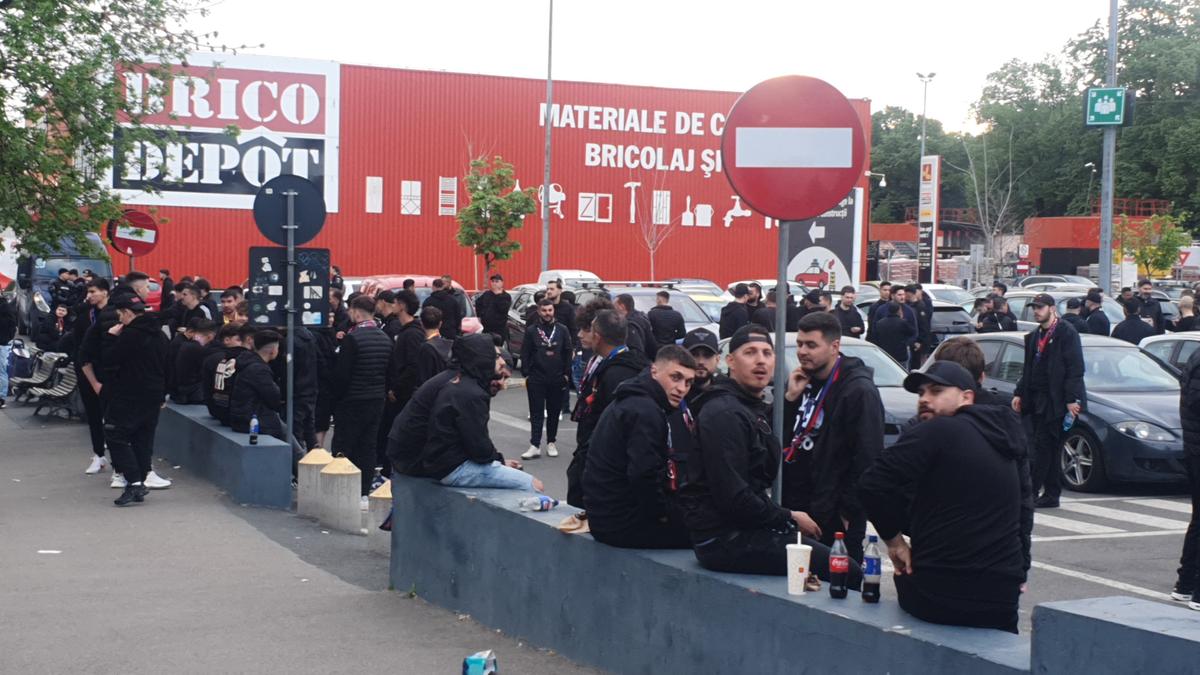 Ultrașii de la FCSB, înainte de meciul cu Rapid