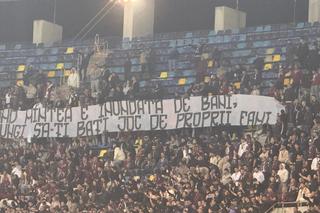 Gafă după gafă a fanilor rapidiști! „Diavolii vișini”, varianta 2026 în derby-ul cu Dinamo: ce mesaje au apărut în peluză