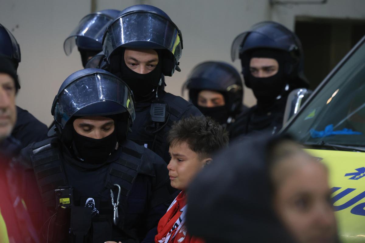 Imagini înduioșătoare după Dinamo - Rapid » A început să plângă când a fost înconjurat de mascați + „câinii” au răspuns ironiei rivalilor