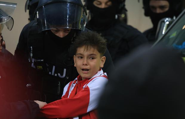 Imagini înduioșătoare după Dinamo - Rapid » A început să plângă când a fost înconjurat de mascați + „câinii” au răspuns ironiei rivalilor
