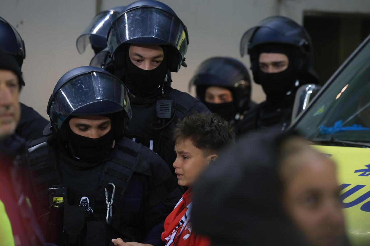Imagini înduioșătoare după Dinamo - Rapid » A început să plângă când a fost înconjurat de mascați + „câinii” au răspuns ironiei rivalilor