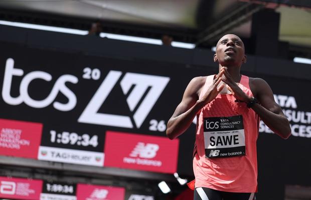 Mic-dejun cu pâine și miere și 240 de kilometri alergați pe săptămână: secretele lui Sabastian Sawe, noul deținător al recordului mondial la maraton