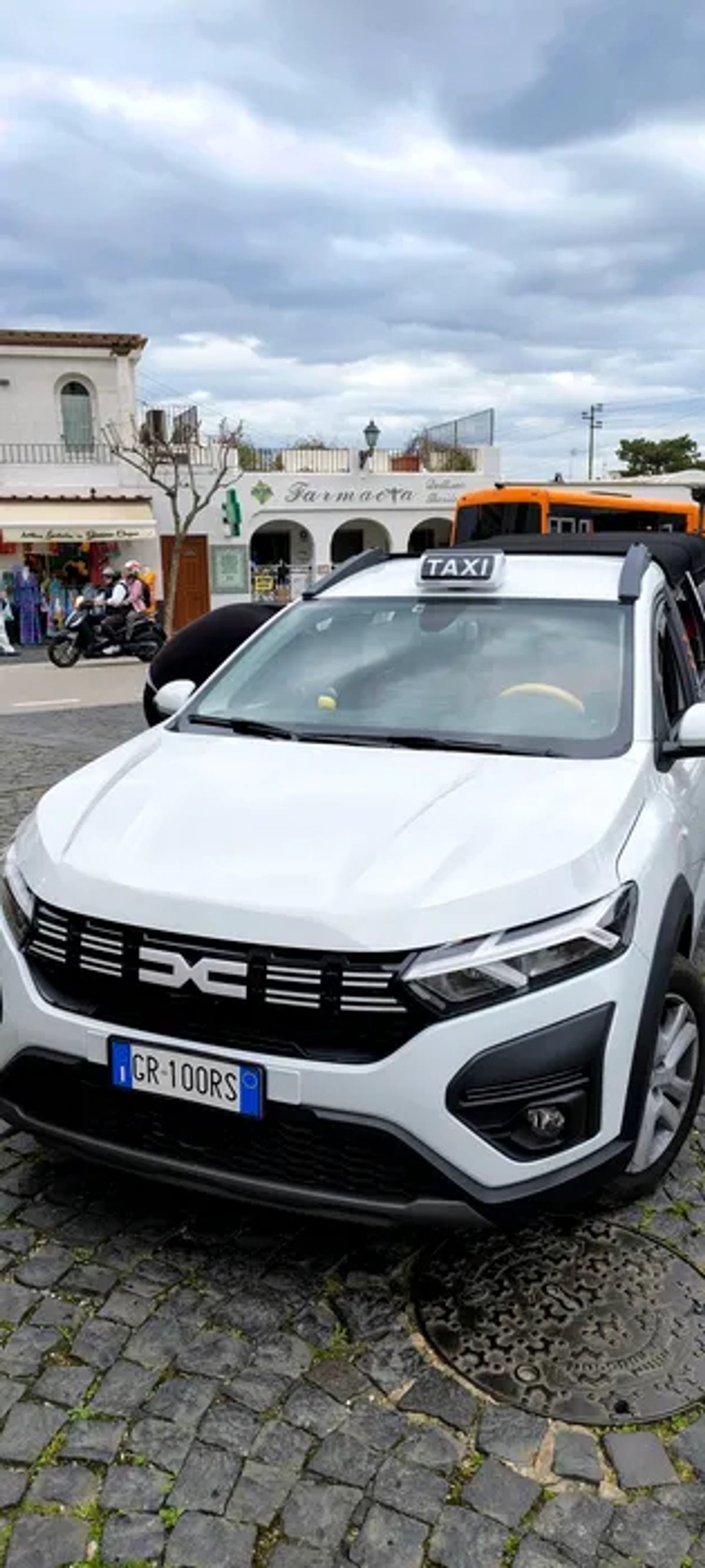 Dacia decapotabilă face furori pe străzi în Italia: cum arată mașina specială