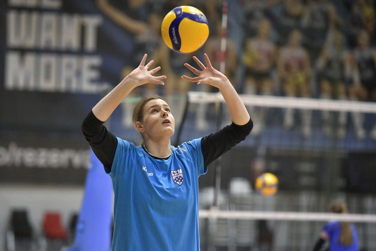 Elena e voleibalista-model a României: școală, kineto, antrenamente și meditații până la miezul nopții! „Sportul înseamnă inteligență, educație”