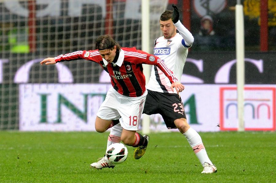 Massimo Donati, în duel cu Ricardo Montolivo, în meciul AC Milan - Palermo, 17 martie 2013. Foto: Getty Images Un antrenor italian, pe lista scurtă a lui FCSB » AC Milan a plătit în schimbul său 15 milioane de euro