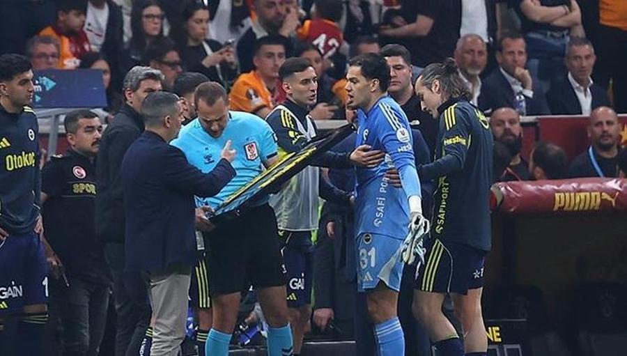 Ederson protestează și după ieșirea de pe teren / Foto: captură Scandal cu Ederson! » Fanii Fenerului au aruncat cu torțe și au atacat autocarul echipei