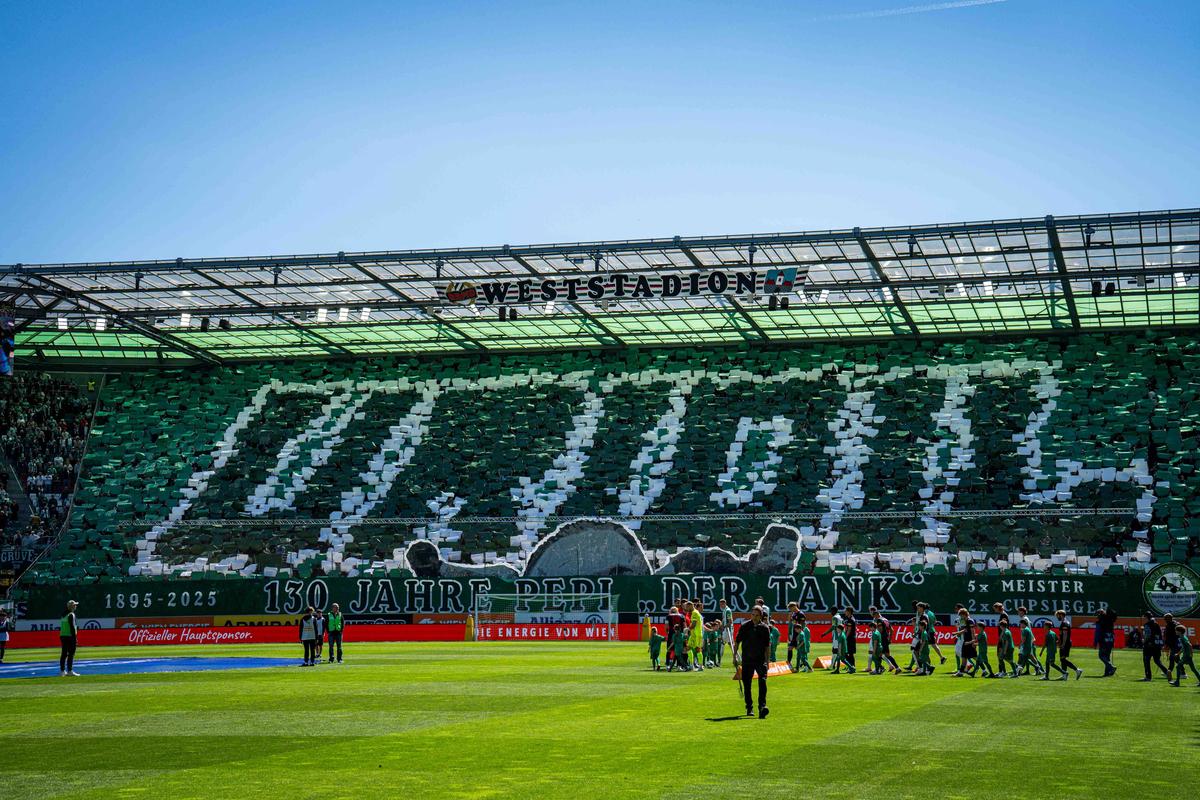 Scenografia de la Rapid Viena - Salzburg în memoria lui Josef Uridil