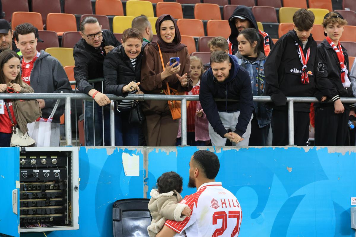 Imagini înduioșătoare după Dinamo - Rapid » A început să plângă când a fost înconjurat de mascați + „câinii” au răspuns ironiei rivalilor