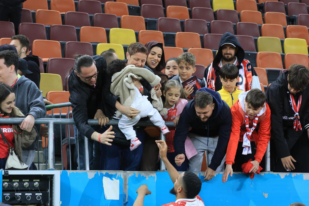 Imagini înduioșătoare după Dinamo - Rapid » A început să plângă când a fost înconjurat de mascați + „câinii” au răspuns ironiei rivalilor