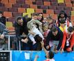 Imagini înduioșătoare după Dinamo - Rapid » A început să plângă când a fost înconjurat de mascați + „câinii” au răspuns ironiei rivalilor