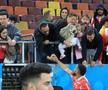 Imagini înduioșătoare după Dinamo - Rapid » A început să plângă când a fost înconjurat de mascați + „câinii” au răspuns ironiei rivalilor